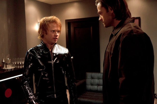 Supernatural -- "Road Trip" -- Image SN910a_0103 -- Pictured (L-R): Wesley MacInnes as Corey and Jared Padalecki as Sam -- Credit: Michael Courtney/The CW --  &copy; 2014 The CW Network, LLC. All Rights Reserved