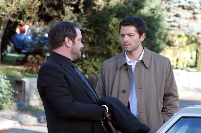 Supernatural -- "Road Trip" -- Image SN910a_0357 -- Pictured (L-R): Mark Sheppard as Crowley and Misha Collins as Castiel -- Credit: Michael Courtney/The CW --  &copy; 2014 The CW Network, LLC. All Rights Reserved